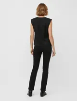 Blusa negra sin mangas de gasa labrada, marca Floral & Ivy. Tiene abertura central en la espalda con botón, aplique interno de hombreras y forro interno a tono.