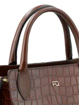 Cartera clásica y elegante de cuero con textura croco en color marrón chocolate, con doble asa de mano y correa larga ajustable y desmontable. Cuenta con detalles metálicos dorados y logo de la marca en el frente.