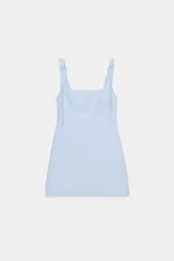 Vestido corto de tirantes anchos con lazada en los hombros, escote cuadrado y cierre de cremallera oculta en la espalda. Presenta un estampado de cuadros vichy en tonos celeste y blanco.