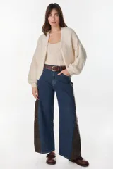 Jean de pierna ancha color azul con detalles en los laterales con estampado animal print marrón, de tiro alto y bolsillos plaqué en la espalda, marca Petra.