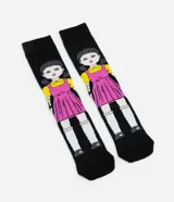 Medias de caña alta negras con estampa de la muñeca del juego del calamar.