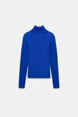 Top azul de manga larga con cuello perkins, confeccionado en mezcla de poliamida.