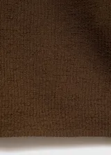 Jersey de punto fino color marrón, con cuello camisero, cierre frontal con botones y diseño entallado de manga corta.