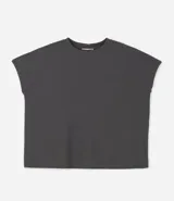 Blusa tipo muscle tee de corte holgado, confeccionada en tejido rib acanalado, con cuello redondo y diseño sin mangas.