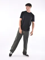 Remera blanca de corte slim fit y mangas cortas.