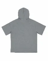 Canguro de manga corta con capucha, confeccionado en algodón con efecto acid wash. Presenta un diseño minimalista con el logo de la marca bordado en el pecho.