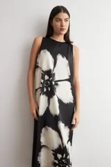 Vestido midi de satén sin mangas, color negro con gran estampado floral en blanco y negro.