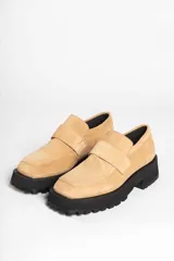 Mocasines de gamuza color tostado, con suela gruesa negra de goma con plataforma y diseño track.