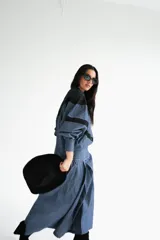 Blusa con cuello mao y mangas globo, confeccionada en algodón. La parte superior es de rayas azules y blancas, y la parte inferior es blanca con detalles de encaje.