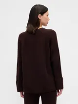 Buzo de tejido de punto con cuello redondo, mangas largas y diseño holgado.