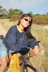 Remera de manga larga color azul marino con cuello redondo en contraste amarillo. Presenta un pequeño bordado en el pecho.