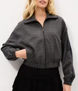 Campera bomber de sastrería color gris con estampa a cuadros, con cuello clásico, cierre frontal y elásticos en puños y cintura.