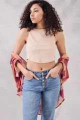 Top negro de algodón peinado, corte crop y cuello redondo.