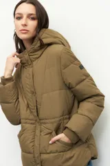 Campera puffer color tostado con capucha, cierre frontal con botones a presión y bolsillos laterales. Presenta diseño acolchado, puños elásticos y ajuste en la cintura.