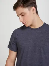 Camiseta celeste de corte slim, cuello redondo y manga corta.