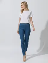 Jegging de algodón azul medio, tiro medio/alto con cintura elástica. Diseño ajustado tipo skinny con bolsillos traseros aplicados y bolsillos delanteros simulados.