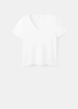 Camiseta blanca de algodón con escote en V y mangas cortas.