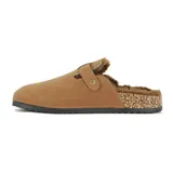 Zueco casual color marrón con interior forrado en corderito sintético. Presenta una hebilla metálica lateral ajustable, suela con detalle de corcho y base de goma antideslizante.