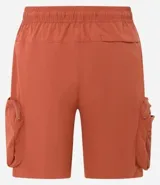 Bermuda cargo color terracota con cintura elástica y cordón de ajuste. Presenta múltiples bolsillos tácticos laterales con cierre y recortes decorativos.