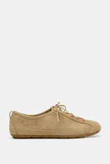 Zapato tipo blucher de estilo deportivo confeccionado en piel, con diseño de punta redonda, cierre mediante cordones y tirador en la parte trasera.