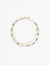 Tobillera doble de cadena plateada con dijes rectangulares de vidrio en tonos pastel y vibrantes. Cuenta con cierre de mosquetón y cadena de alargue.