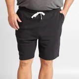 Short deportivo negro con cintura elástica ajustable con cordón blanco y bolsillos laterales.