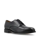 Zapato tipo Oxford de cuero negro con cordones al tono y puntera reforzada. Diseño clásico con suela de cuero y taco bajo.