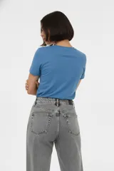 Remera de algodón color azul, con cuello redondo y mangas cortas. Presenta un estampado frontal con la frase 'URUGUAY noma!' en letras blancas y negras.