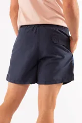 Short de baño azul con cintura elástica y cordón ajustable. Tiene dos bolsillos laterales y un bolsillo trasero.