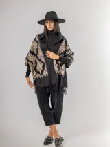 Pashmina color bordó con bordados florales en hilo dorado y bronce, terminada con flecos en los extremos.