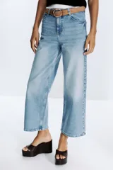 Jeans culotte de tiro alto color celeste, con corte wide leg y largo cropped. Incluye cinturón marrón de cuero.