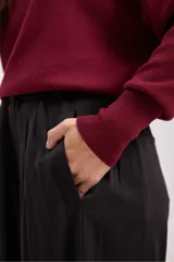 Sweater de punto color borgoña, con cuello alto y mangas ranglán.