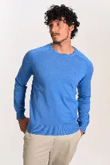 Sweater de punto de algodón en color azul, con cuello redondo, mangas largas con puños acanalados y logo de la marca bordado en el pecho.