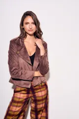 Campera estilo biker de gamuza sintética color malva o marrón rosado, con cierre asimétrico y detalles de tachas doradas en solapas y hombros.