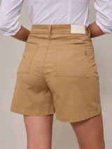 Short color beige de sarga, corte clásico, con bolsillos delanteros y traseros.