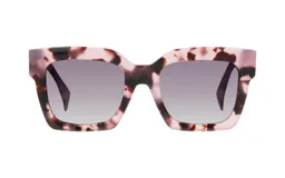 Lentes de sol de acetato con montura cuadrada con estampado carey en tonos rosa y marrón. Lentes grises degradadas.