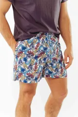 Short de baño azul con franjas horizontales en celeste y azul claro. Cuenta con cintura elástica ajustable con cordón, dos bolsillos laterales y uno trasero.