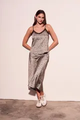 Musculosa con estampado animal print y breteles finos.