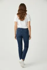 Pantalón jean de mujer, color negro lavado, tiro medio y calce ajustado (skinny). Presenta cinco bolsillos y cierre frontal con botón.