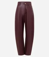 Pantalón de corte barrel confeccionado en poliuretano, con cintura alta, trabillas para cinturón, bolsillos funcionales y cierre frontal con botón y cremallera.