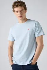 Remera celeste de manga corta Levi's, con cuello redondo y pequeño logo rojo bordado en el pecho.