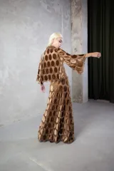 Falda larga de corte evasé confeccionada en encaje con apliques circulares de terciopelo en tono marrón.