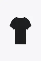 Camiseta de manga corta y cuello redondo, color crema, con tejido acanalado (rib) y corte ajustado (slim fit).