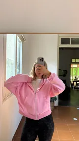 Campera tipo hoodie con cierre frontal, confeccionada en tela de jogging frizada en su interior, con capucha y bolsillos laterales.