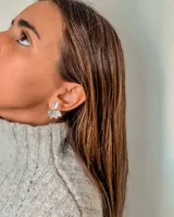 Aros tipo caravanas plateadas con forma de hoja.