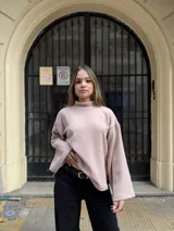 Polerón de cuello alto en color rosa, con diseño de calce holgado y mangas amplias. Confeccionado en tela suave y abrigada, ideal para un estilo urbano y relajado.