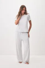 Pantalón gris melange de pernera ancha, tiro medio, con cintura elástica y cordón ajustable.