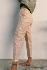 Pantalón cigarette color beige con rayas verticales blancas, de lino.