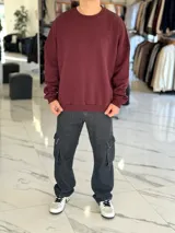 Buzo oversize color beige, con cuello redondo y diseño holgado de estilo urbano.