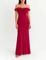 Vestido largo de fiesta color magenta, con escote off-shoulder con volados de tul y tajo lateral.
